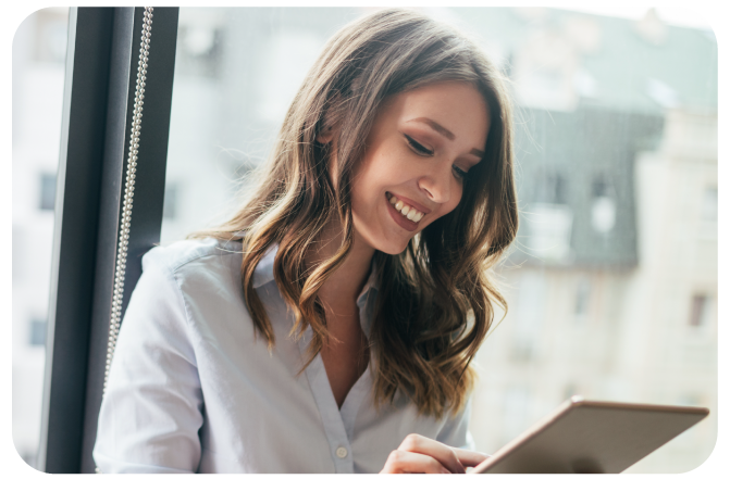 mujer-joven-sonriendo-y-mirando-su-tablet