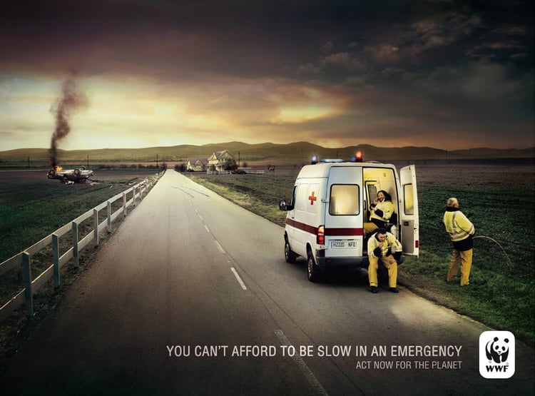 Ambulancia en una emergencia publicidad wwf 