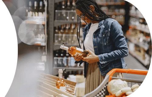 Una mujer en bodega de licores escogiendo producto