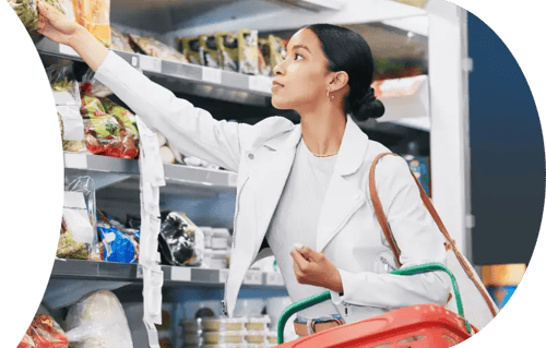mujer haciendo compra de artículos en un retail grande de Costa Rica