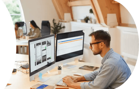 hombre mejorando la usabilidad de ecommerce en grupo empresarial Barranquillero