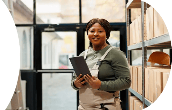 mujer-en-bodega-de-distribuidor-retailer