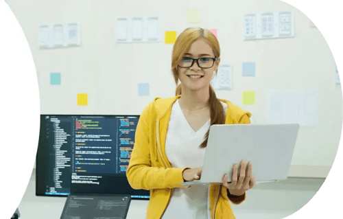 mujer-en-oficina-participa-transformacionDigital