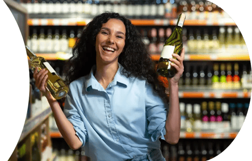 mujer-expresando-felicidad-en-experiencia-de-compra-licores-colombia