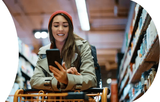 mujer-usando-app-retailer-mas-grande-de-Colombia