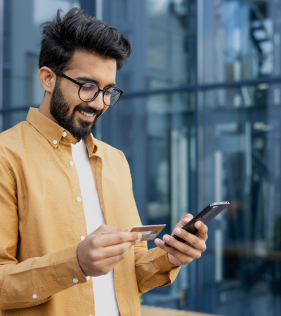 hombre-joven-con-gafas-mirando-su-celular