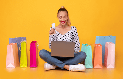 Usuaria realizando compras en el Marketplace de grupo éxito